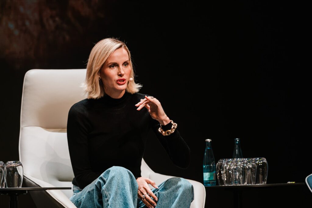 Interview auf der Main Stage, Sprecherin im weißen Sessel im Gespräch, BLACKFORESTSPACE 2026 in Offenburg